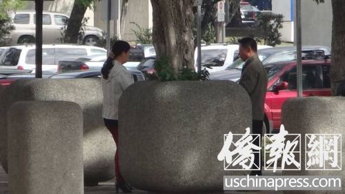 章鑫磊父母走出波莫纳法院大楼。(美国《侨报》/高睿