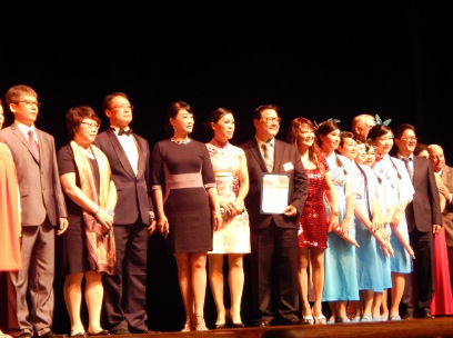 图为演出人员出场谢幕,并接受圣盖博副市长廖钦和颁赠贺状。