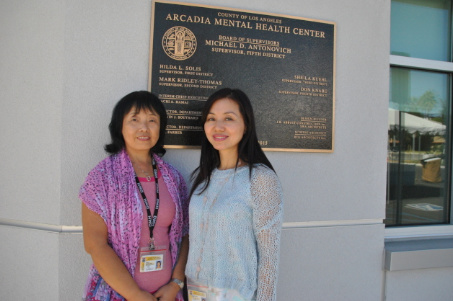 “亚市心理健康中心”设有多位华语人员，图为华裔诊疗师王兰兰（左）、华裔社工陈雯（右）。