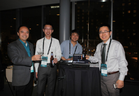 “麻州挑战”2015年会颁奖晚宴，纽英伦网协副会长田田（左起）和NEW3.0获奖项目TVision