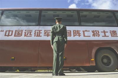 接收遗骸的车辆通过猴桥口岸。