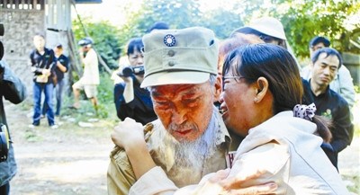 遗骸不能如期归国，在遗骸存放处墓园，老兵与在缅甸的远征军后人杨玲玲抱头痛哭。