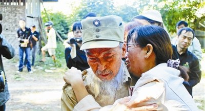 遗骸不能如期归国,在遗骸存放处墓园,老兵与在缅甸的远征军后人杨玲玲抱头痛哭。