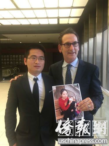 聂玲丈夫洪先生(左)与律师霍华德(Neil