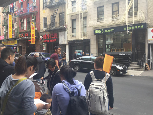 MOCA志愿者与参与活动民众在华埠街头互动。