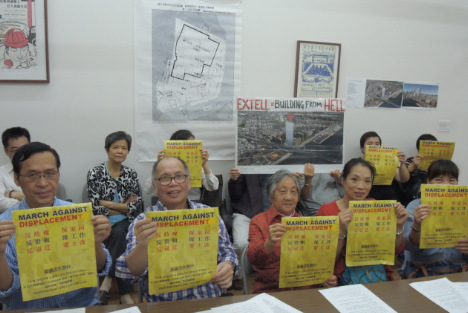 林崧(前排左二)与郑女士(前排右二)等人呼吁市府保护华埠。(美国《世界日报》/高梦梓