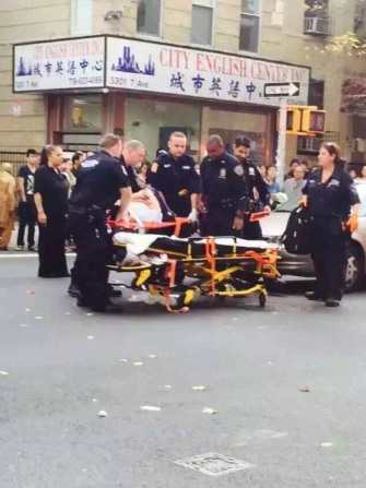 九岁华裔男孩放学路上被车撞,两腿骨折。(目击者提供)