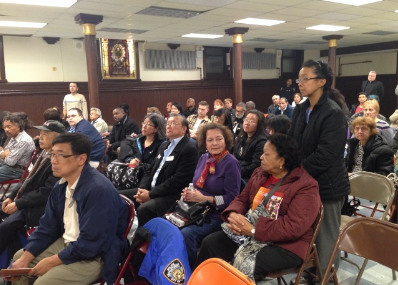 多名华裔居民参加110分局警民会议,并积极提问。(美国《世界日报》/朱蕾