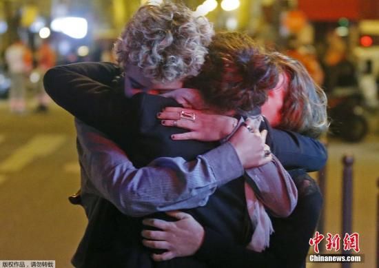 当地时间11月13日晚间，巴黎发生多起袭击事件，其中包括7起枪击案、6次爆炸，巴塔克兰剧院还发生人质劫持事件。警方发动营救行动，击毙3名袭击者。图为在剧院中被劫持的人质获救后惊魂未定乘大巴离开现场。