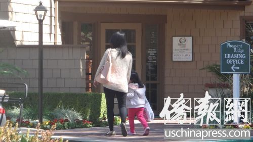 罗兰岗孔雀园月子中心的华人母亲带着“小公民”购物回来。(侨报记者高睿摄)