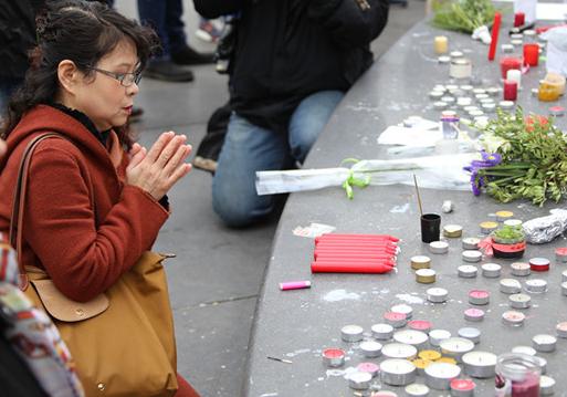 法国华人以传统方式祭奠死者。(法国《欧洲时报》/黄冠杰