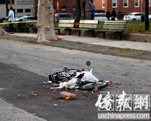 16日的案发现场,50岁的刘晋安随着自行车倒下后生命就此定格在这里。(美国《侨报》/崔国萁