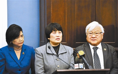 11月17日,(从左至右)华裔议员赵美心、华人科学家陈霞芬和日裔议员迈克·本田出席新闻发布会