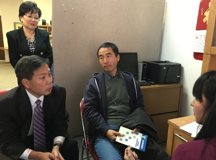 美国劳工部副部长卢沛宁(前左)19日下午造访芝城华埠,并与在美中亚裔健康协会咨询新年度健保的华人民众,交流申请健保问题。(美国《世界日报》/黄惠玲