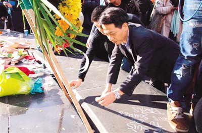 近日,在法华侨纷纷走上街头,追悼恐袭中的遇难者。图为法国华侨华人会主席池万升等向逝者敬献蜡烛。(法国《欧洲时报》/黄冠杰