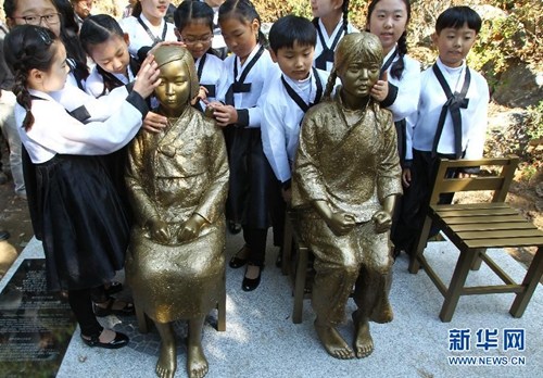 首座中韩“慰安妇”少女雕像落户首尔街头