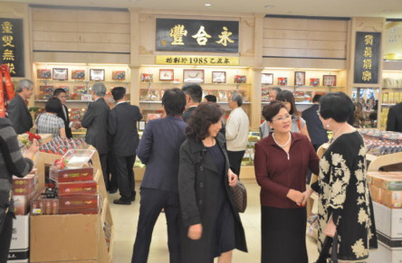 永合丰这家中药行破天荒将分店开在洋人客群为主的西野购物商场,有意跨出传统华埠进入主流。(美国《世界日报》/陈光立