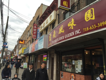 白人抢匪路过该店门口,看到前台小费桶后起意行抢。(美国《世界日报》/洪群超