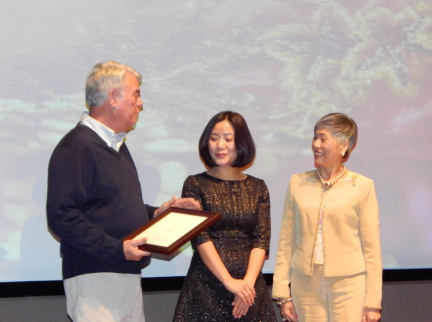 尔湾博物馆馆长凯利(左)与董事长刘秀枝(右),感谢郭培为该馆主讲“高级时装中的手工精神”。(美国《世界日报》/萧迪玉