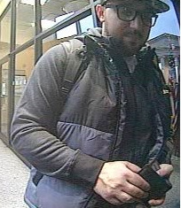 该男子涉嫌多次使用他人信用卡提取现金。(纽约市警方提供)
