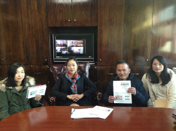 纽约华人郑女士(左一)、陈先生(右二)及其妻子(右一)感谢王君宇(左二)。(美国《世界日报》/朱蕾