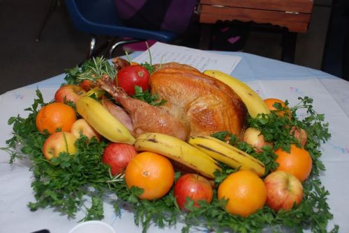 烘制成金黄色的火鸡，辅以五颜六色的水果，令人垂延三尺。（资料图片）