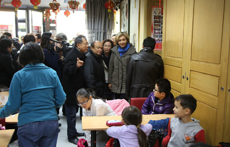佩克雷斯在华裔互助会参观中文学校。(法国《欧洲时报》)