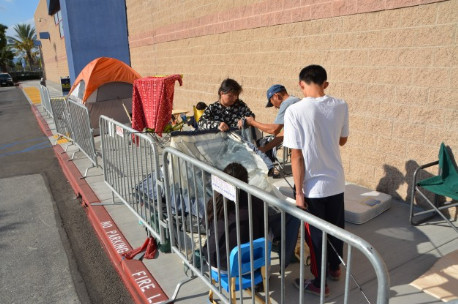 24日午后1时左右,在位于工业市百思买电器连锁超市门前,三组顾客排队等待黑色星期五,其中排在第三位的是华裔家庭。(美国《世界日报》/启铬