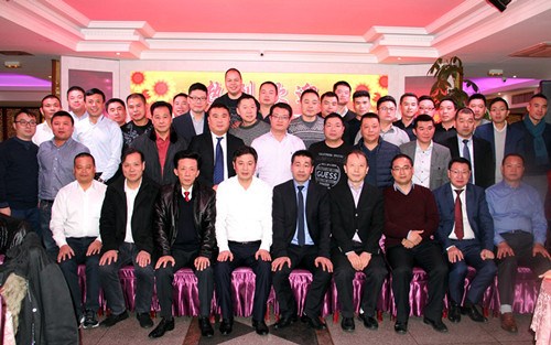 中法服装实业商会接待到访的瑞安代表团。图为代表团与商会侨领、嘉宾合影。(《欧洲时报》/鲁佳