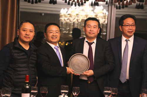 袁智明（左2）向华人经贸协会赠送了纪念品，右2为林鑫会长，右1为潘岳生名誉会长，左1为李传敏第一副会长。（《欧洲时报》/孔帆
