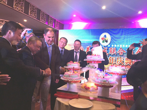 巴黎警察总局局长塞尔日·奇里其尼（左3）、李平公参（左4）、秘书长陈东晓（左5）等嘉宾出席巴黎美丽城联合商会成立五周年庆典，图为嘉宾们切生日蛋糕。（《欧洲时报》/方梓熙