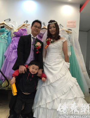 新郎林家宝和新娘李丹凤抱着3岁儿子举办婚礼。（美国《侨报》/林菁