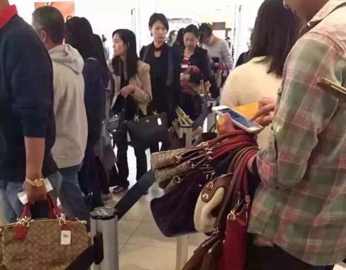 华人疯抢畅货中心皮件,形成美国商场黑五新奇观。(美国《世界日报》