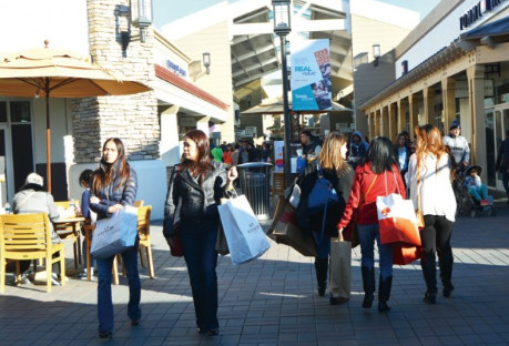 尽管“黑五”已过，东湾利佛摩畅货商场29日依然人潮涌动，随处可见提着购物袋行色匆匆的华人顾客。（美国《世界日报》/刘先进
