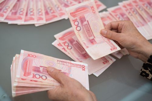 人民币成了“硬通货”,拿在手里的感觉“倍儿爽”!(资料照片)