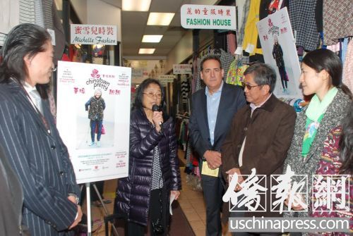 华协中心资深社区组织员林梁淑萍(左二)向大家介绍“第二届中国城购物”参加办法。(美国《侨报》/吴卓明
