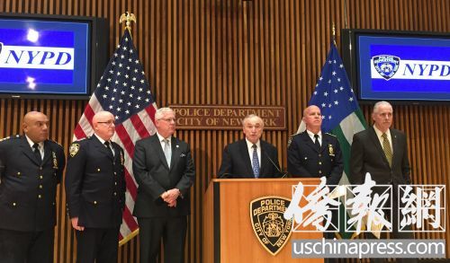 纽约市警总局局长布拉顿介绍11月犯罪率。(美国《侨报》/苏夏竹