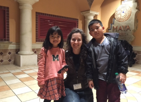华人兄妹小棋手陈扑满（右）和陈麟儿（左）从小就喜欢西洋棋。（读者提供）