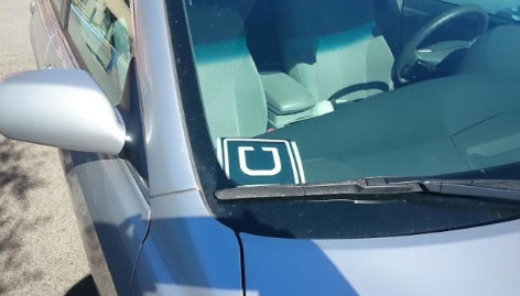许多华人纷纷加入开出租车的行列，在私车上贴上Uber标志。（美国《世界日报》资料照片）