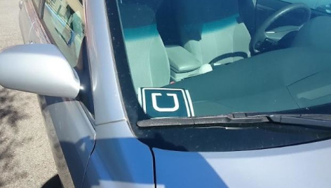 许多华人纷纷加入开出租车的行列,在私车上贴上Uber标志。(美国《世界日报》资料照片)