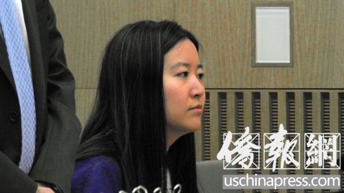 叶姓华裔女教师在法庭现场。(美国《侨报》/李帜一