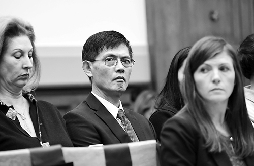 图片说明:11月17日,美国华裔众议员赵美心在国会听证会上就华裔科学家冤案质询司法部长林奇,郗小星(中)作为听众出席听证会。