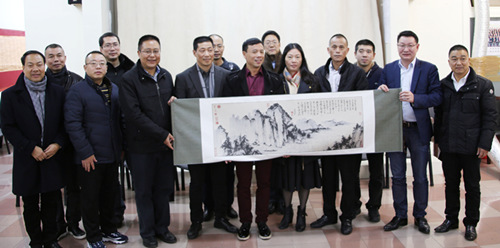 李燎区长向侨领赠送国画纪念品。(法国《欧洲时报》/黄冠杰