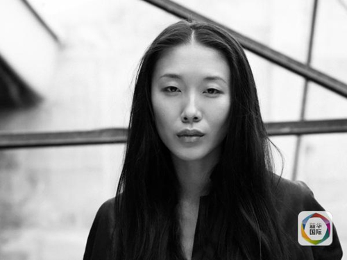 法国时装协会17日宣布，由华裔女设计师殷亦晴创立的同名品牌获得法国工业部授予的“高级定制时装”称号。
