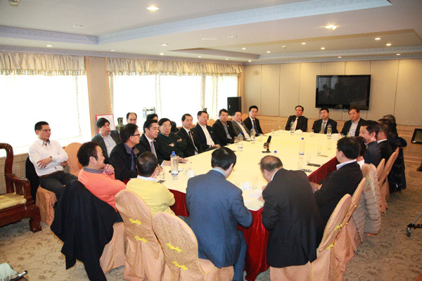 旅荷华侨华人举行座谈会，缅怀南京大屠杀遇难同胞。张亮