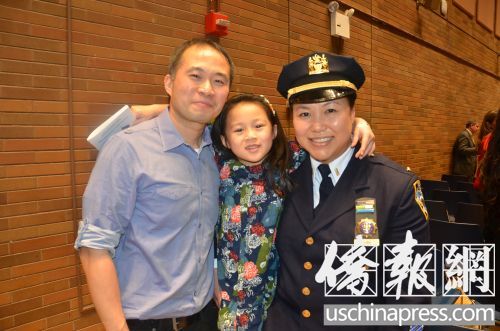陈燕芳与丈夫以及女儿的温馨合影。(侨报记者陈辰摄)