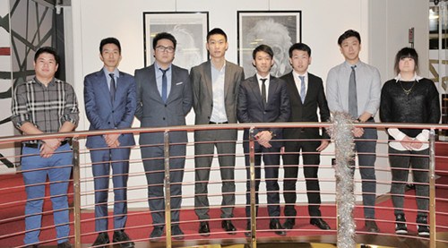 徐帆（左四）与第财集团主要成员。（《欧洲时报》/夏晓彤