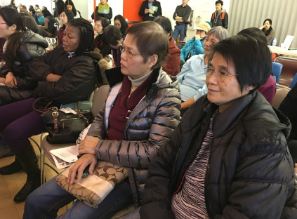 华裔老年人口随着新移民人数增加而递增,专家建议上了年纪的华人父母,应积极参与社交活动,有效舒缓情绪压力,图为华人参加演讲座谈情形。(美国《世界日报》/黄惠玲