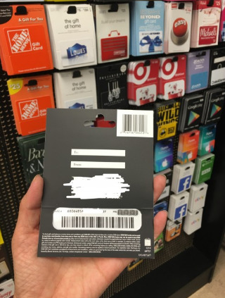 许多超市、便利商店设置开放型的礼卡选购架,消费者可自由拿取,却因此让窃贼可以容易将卡号抄下盗用。(美国《世界日报》/黄惠玲