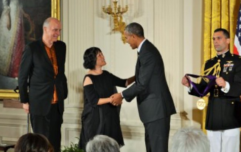 去年获国家文艺奖的钱以佳(左二)与夫婿威廉斯(左一)，由奥巴马(右二)颁赠奖章。(美国《世界日报》资料照片)